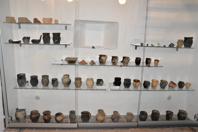 Expozice v radniční věži – vystavená keramika