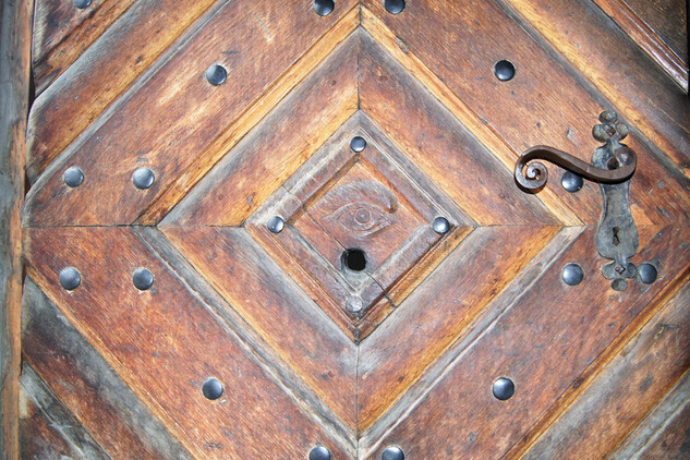 Vstupní dveře s kukátkem (symbol Božího oka)