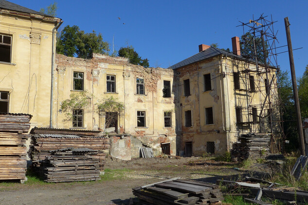 Aktuální stav zámku v Deštné