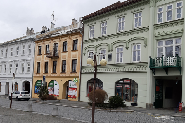 Severní strana náměstí ve Frenštátě pod Radhoštěm