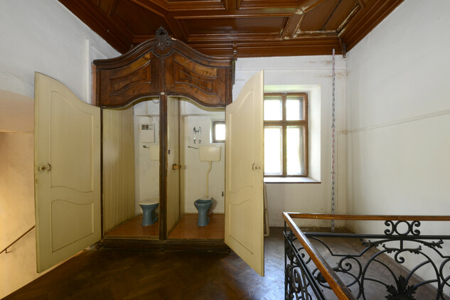 Historická skříňová toaleta v 1. patře východního křídla (foto Gabriela Čočková, 2018)