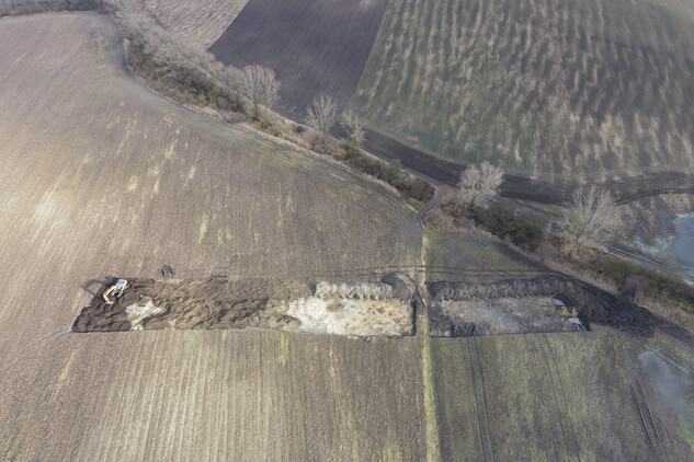 Část zaniklé středověké vesnice odkryté během skrývek (Fotoarchiv Archaia Brno).