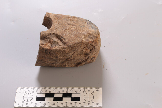 K méně očekávaným nálezům patří část polotovaru kamenného sekeromlatu. Ačkoliv je datovaný do pozdní doby kamenné (hornoslezská lengyelská skupina), nacházel se v objektu ze 14. století. 