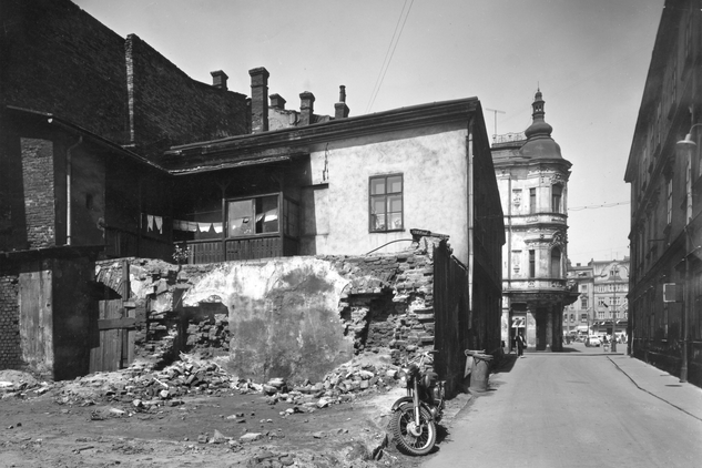Zadní část domu čp. 54 podél ulice Muzejní, budova stojící na rohu Muzejní a Pivovarské již zbourána (60. léta 20. stol.)