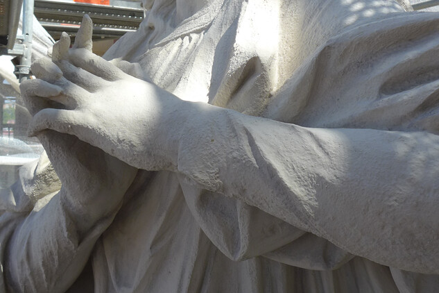 Socha Panny Marie ze sousoší Golgoty, stav po restaurování a finálním nátěru, foto A. Stanieková 2015