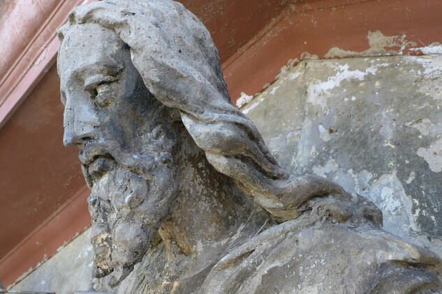 Detail postavy trůnícího Krista, typmanon průčelí v průběhu obnovy, stav po očištění