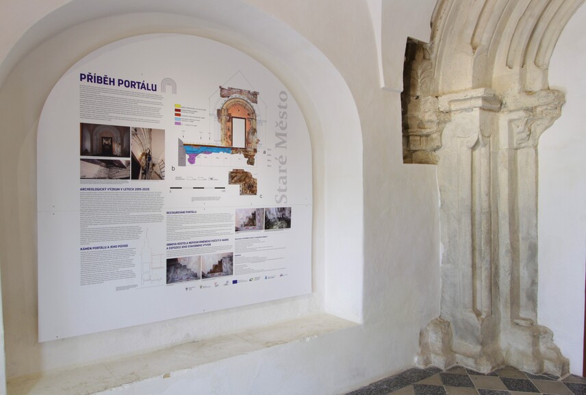 Staré Město, kostel Neposkvrněného početí P. Marie. Prezentace nálezových okolností portálu v podvěží (foto O. Anlauf).