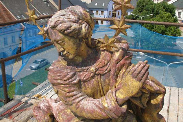 Morový sloup v Letohradě - socha Panny Marie během obnovy