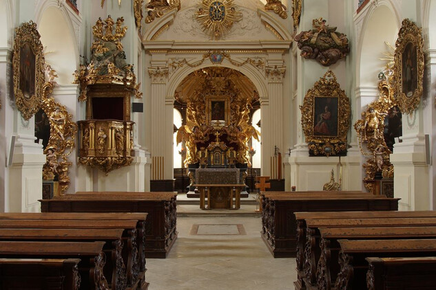 Interiér chrámu Panny Marie na Chlumku v Luži po restaurování