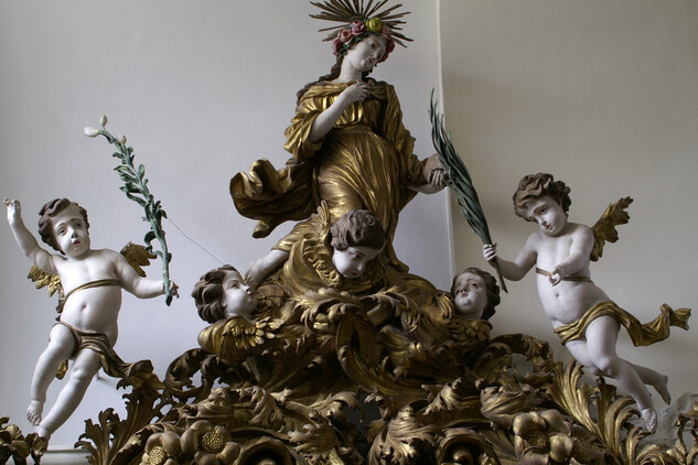 Nástavec se sochou sv. Rozálie z oltáře sv. Barbory, ukázka stavu znečištění a ztmavlých bronzů před restaurováním, foto: Milan Krištof