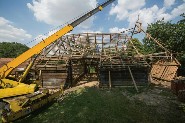 Rozebírání krovu transferované stodoly pocházející z konce 17. století z usedlosti čp. 97 v Čisté u Litomyšle