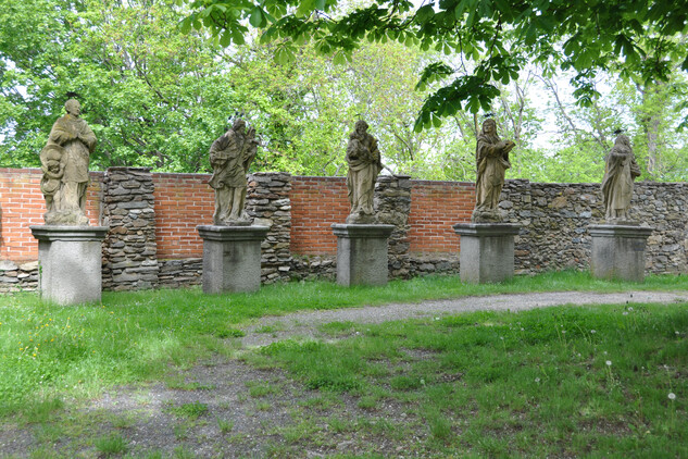 Klenová, areál hradu a zámku, soubor restaurovaných soch. Foto: Národní památkový ústav
