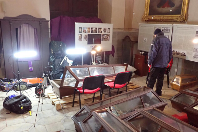 Průzkum krajek z konce 16. století v terénu. Foto: Národní památkový ústav