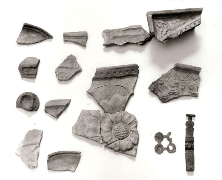 Přimda, hrad, výběr z nálezů z amatérského výkopu na skalním hřebeni na podzim 1985, foto: Národní památkový ústav, Jan Gryc, 1986