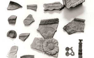 Přimda, hrad, výběr z nálezů z amatérského výkopu na skalním hřebeni na podzim 1985, foto: Národní památkový ústav, Jan Gryc, 1986