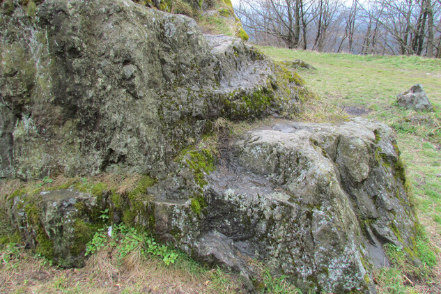 Přimda, hrad, zbytky konstrukcí ve skalním hřebenu, foto: Národní památkový ústav