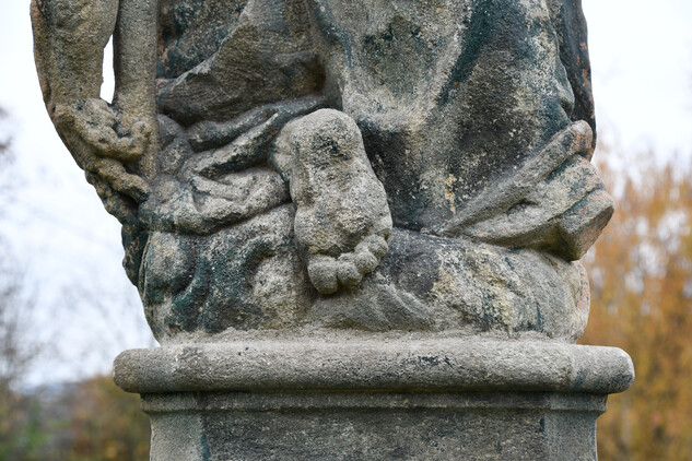 Plzeň-Křimice, restaurovaná socha sv. Jana Nepomuckého s žebrákem – detail, Lazar Widemann, 1742, foto: Viktor Kovařík, 2025