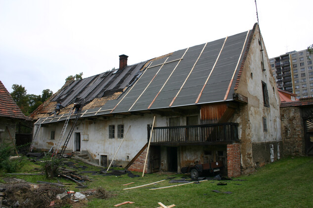 Obytné stavení, pohled ze dvora. Provizorní zakrytí střechy
