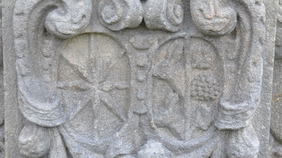 Detail aliančního znaku na podstavci po restaurování (2014).