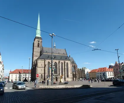 Katedrála sv. Bartoloměje v Plzni a západní část náměstí před úpravou (zdroj: Wikimedia Commons, autor: Palickap, licence CC BY-SA 4.0).