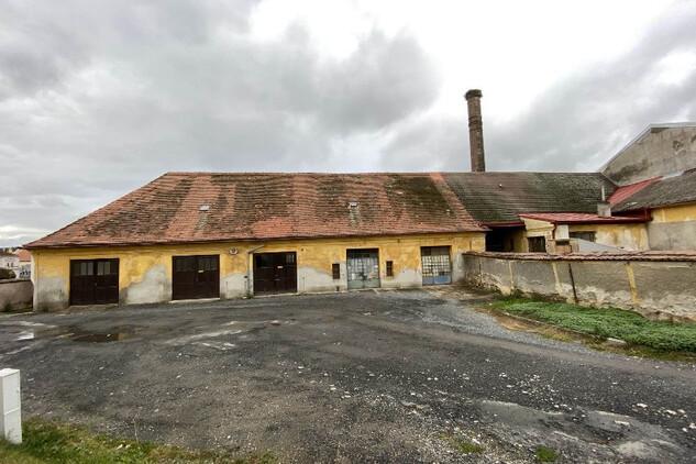 Horažďovice, bývalý zámecký pivovar, pohled od jihu, budova před obnovou, foto 2021, zdroj: Městský úřad Horažďovice