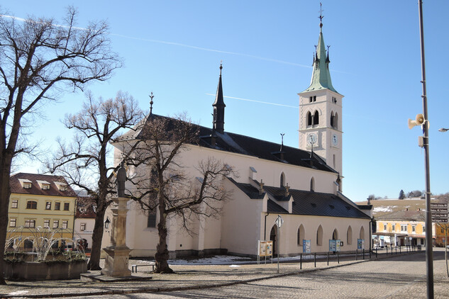 Kašperské Hory, náměstí s kostelem sv. Markéty, foto: 2022, zdroj: Národní památkový ústav 