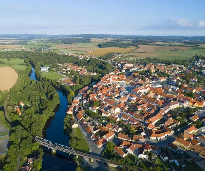 Letecký pohled na historické jádro Horažďovic s řekou Otavou, pohled od jihovýchodu, foto: 2019, zdroj: Městský úřad v Horažďovicích