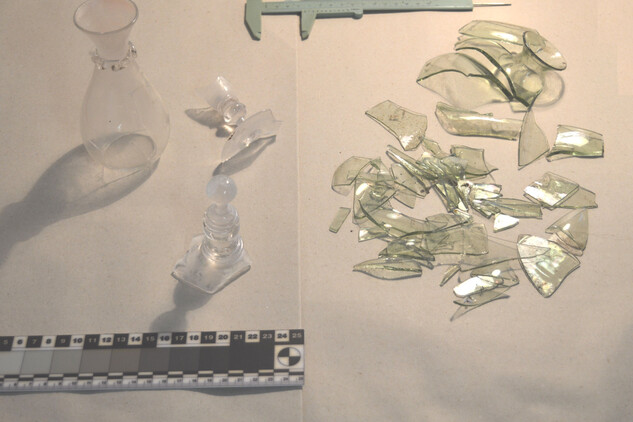 Plasy, archeologický výzkum jímky, zpracování nálezů skla