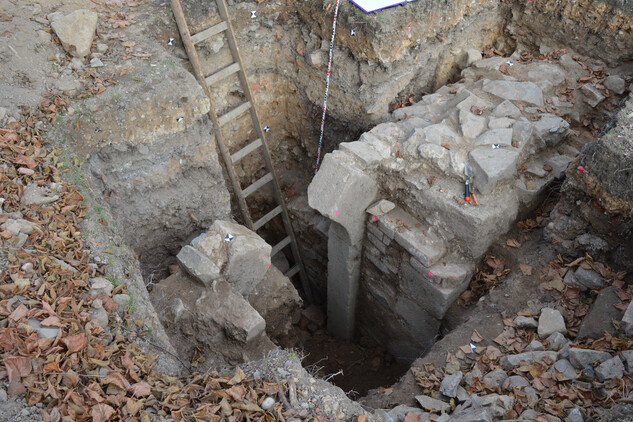 Plasy, areál kláštera. Archeologická sonda v prostoru mezi sýpkou a prelaturou.