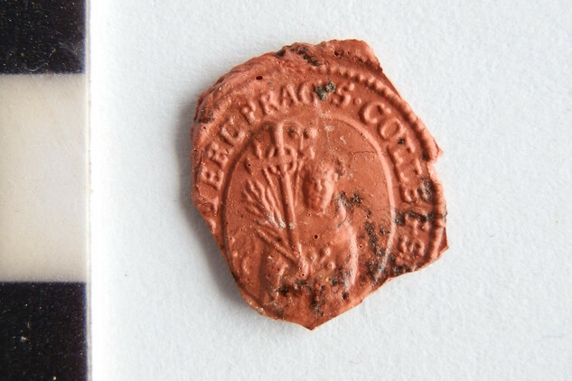 Fragment pečeti cisterciácké koleje Bernardinum. Foto V. Chmelíř.