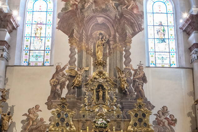 Domažlice, kostel Narození Panny Marie v Domažlicích, hlavní oltář po restaurování.