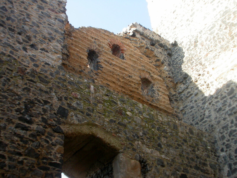 Radyně, hrad. Otisk zaniklé dřevěné komory ve stěně paláce. Radyně, hrad. Otisk zaniklé dřevěné komory ve stěně paláce.