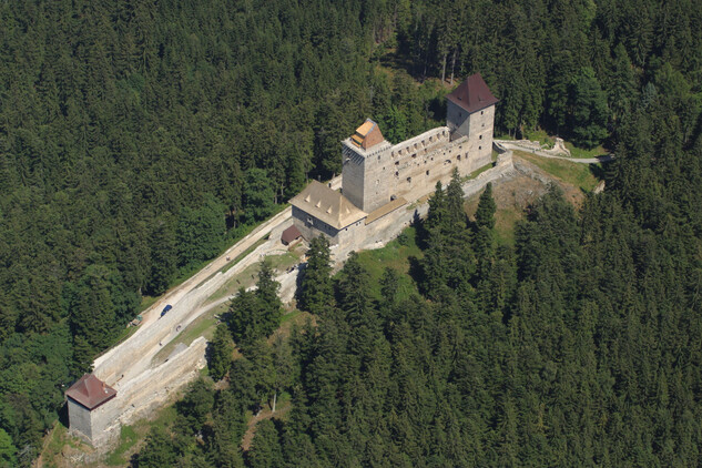 Kašperk, hrad. Letecký pohled.