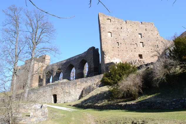 Velhartice, hrad. Pohled na věž Putna a Rajský dům od jihu.