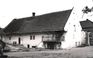 Dvorní strana obytného stavení, zdroj: NPÚ, foto J. Gryc, 1968