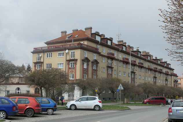 Plzeň-Slovany, Francouzská třída čp. 1862/16-1865/22, pohled od jihovýchodu (foto Lenka Lišková, 2021)