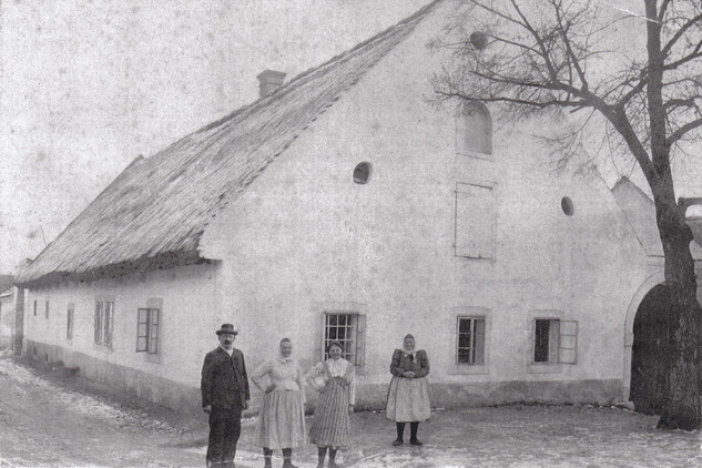 Bolevec, průčelí obytného stavení čp. 1 na historické fotografii z doby kolem roku 1900