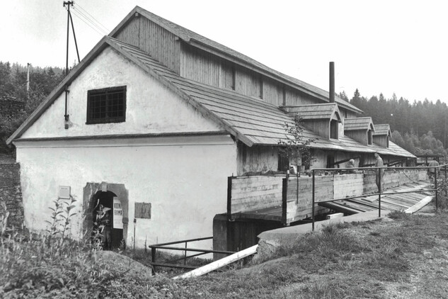 Pohled na hamr od jihu v roce 1974. Hamr získal novou střechu a byla provedena oprava vantroků.