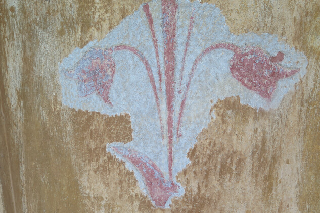 Původní fragmenty sgrafitové výzdoby s rostlinným motivem na pilastrech.