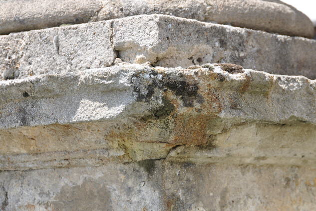 Detailní pohled na poškozenou římsu. Stav před restaurováním (2013).