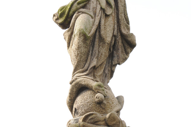 Detailní pohled na horní část sloupu se sochou Panny Marie před restaurováním (2012).