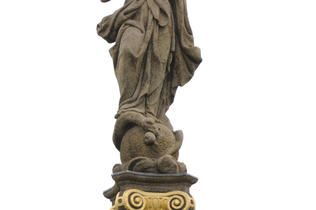 Detailní pohled na sochu Panny Marie po restaurování (2016).