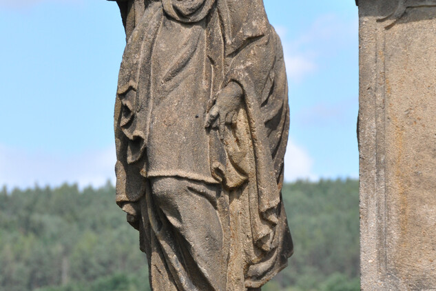 Detailní pohled na sochu sv. Barbory po restaurování (2015).