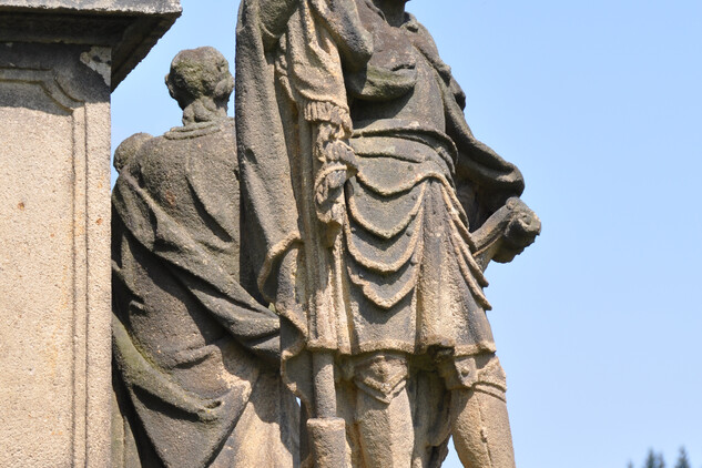Detailní pohled na sochu sv. Václava před restaurováním (2013).