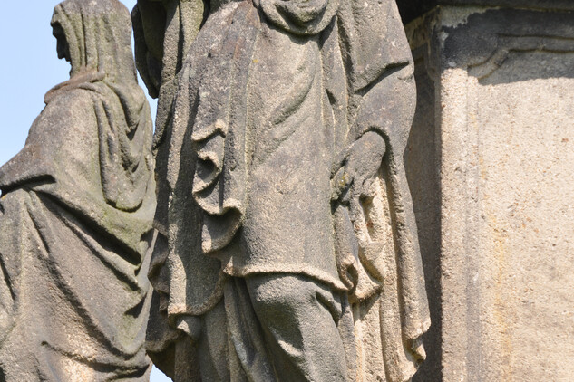 Detailní pohled na sochu sv. Barbory před restaurováním (2013).