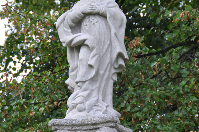 Detailní pohled na kopii sochy Panny Marie Immaculaty po osazení (2016).