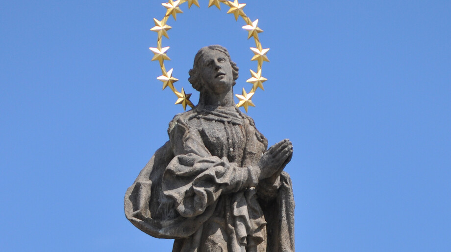 Stříbro, sloup se sochou Panny Marie Immaculaty. Pohled na mariánskou sochu od severozápadu. Detail.