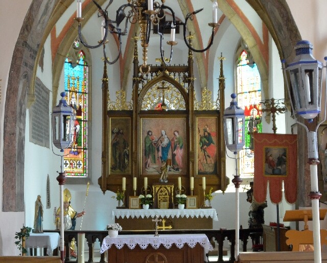 Chudenice, kostel sv. Jana Křtitele. Pohled k hlavnímu oltáři
