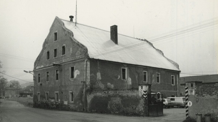 Bělá nad Radbuzou, tvrz. Pohled od východu. Stav roku 1990