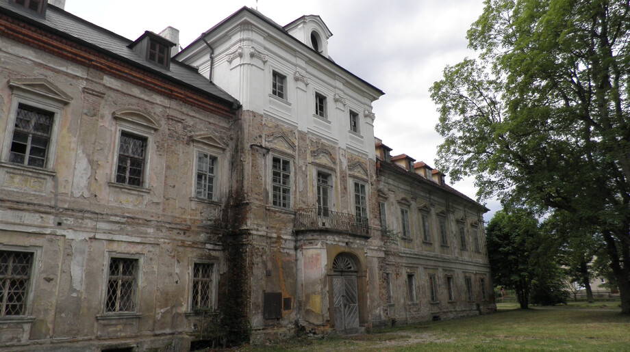 Dolní Lukavice, zámek. Pohled na část severního průčelí